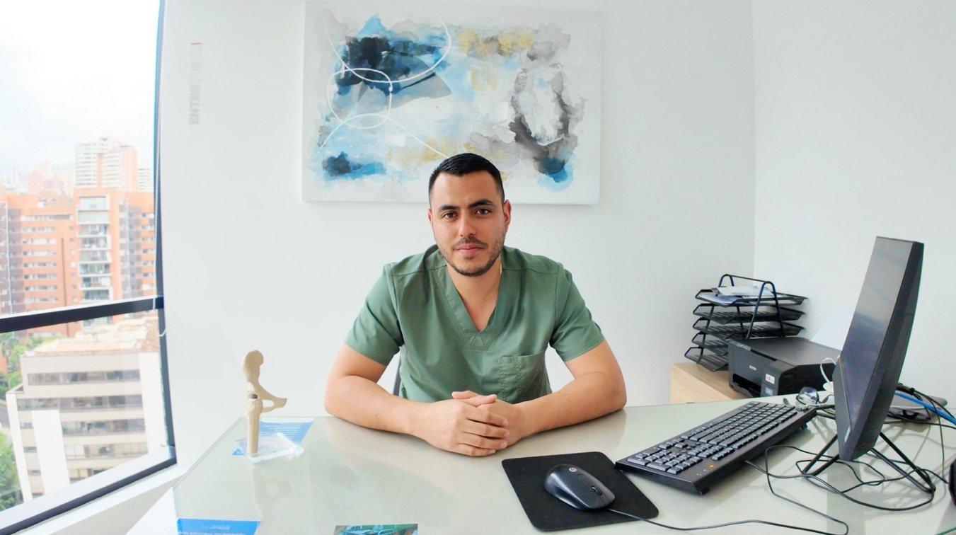 Dr. Sebastián López González en consultorio — ortopedista y traumatólogo en Medellín